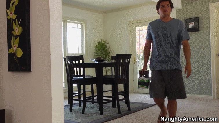 Тетка соблазнила молодого парня виски и громадными титьками Тетка соблазнила молодого парня виски и громадными титьками